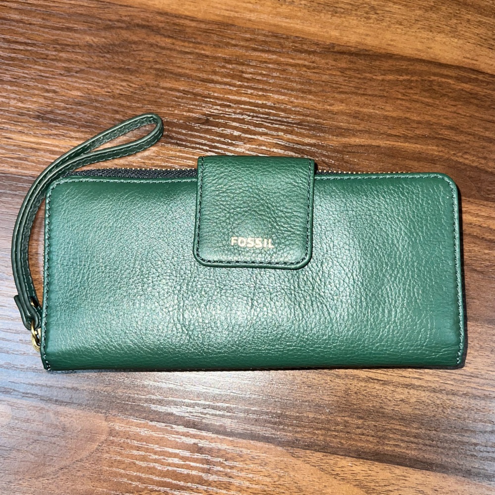 Fossil Forest Green Leather Wristlet
